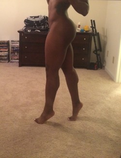 getgrownandsexy:athleticsistas:  kinkyedges-nefertiti: Shameless.