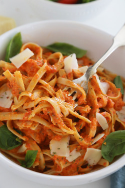 verticalfood:  Creamy Roasted Red Pepper Pasta 