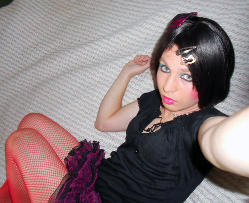 ltravrik:  Love the use of make-up and hair accessories :3 