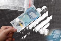 frikiskrew:  Los cocainómanos ingleses se quejan por los cortes