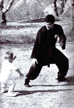  Bruce Lee and his son Brandon. 