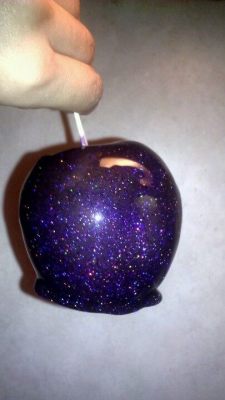 thepumpkinqueenn:  Jolly Rancher Candy Apples  Melt jolly ranchers