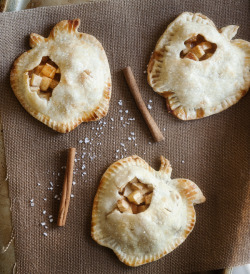 boozybakerr:  Salted Caramel Apple Mini Pies 