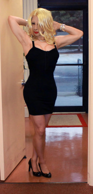 kathyleighcd:  How do you like my new LBD? 