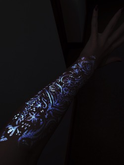 animejp:  I started painting on my arm ^_^  
