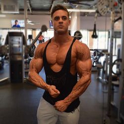 strongliftwear:  That time @logan_franklin was 2 weeks out and