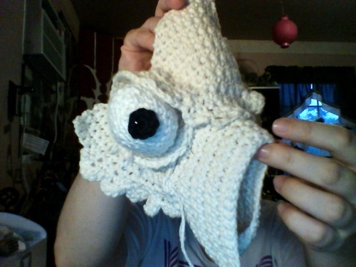 Progress on the crochet Merasmus skull. I’m not all too happy with the teeth layer, but I’ll shape out the teeth lines first and see if they still bother me.I might paint in the pupil too, it looks a little too big? These horns are going to