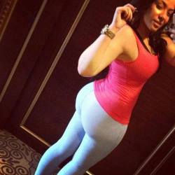 pearhub:  #thick #booty #tight pants #selfie