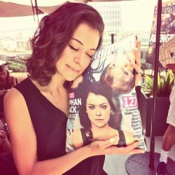 melliescrofano:  I think @tatianamaslany likes her new @EW pillow.