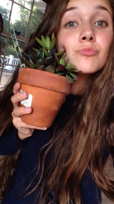 lovs:  lovs:  weird face + plant  reblog this to make my day!!!!