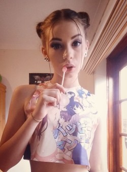 bitch-im-just-saiyan:  vodka-mama:  Just lickin’ lollipops