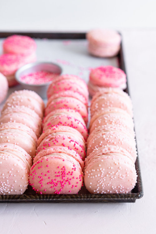 sweetoothgirl:  vanilla bean french macarons with strawberry