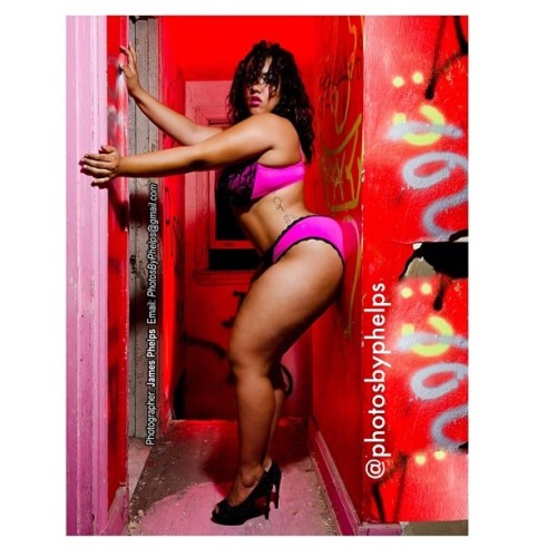 Look at the arch @jackieabitches  is putting out.. If your a thick model looking for the right photographer to capture your swagger…. Nuff said  #ARCH #booty #thick  #shutitdown #honormycurves #thickisin #heels #photosbyphelps #killingit