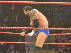 One of my favorite pics of the Great Barrett Bulge! *_*