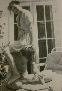 olivia-deh:  Olivia de Havilland sitting on John Huston’s head