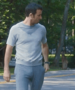 davidmuhn:  Justin Theroux in sweatpants showing full bulge gif