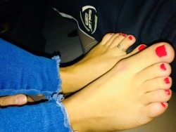 footfetishlifestyle1:Jeans and feet 😋😍