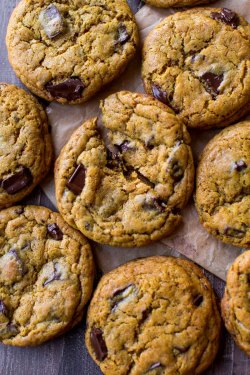 fullcravings:  Chewy Chocolate Chip Cookies with Less Sugar 