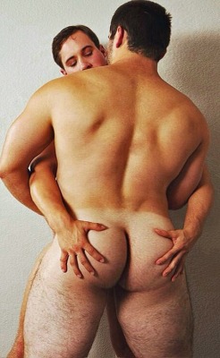 daddysbuttsniffer:  Big and beefy. Those glutes are gonna piledrive