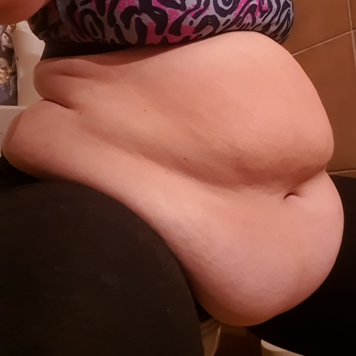 hotsummerfatty-reloaded:Not only my belly gets massive, my thighs