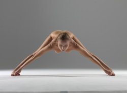 girlsdoingyoga:  fightingboots:  Nude yoga  .