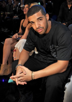 derriuspierre:  Drake attends the 2013 MTV Video Music Awards