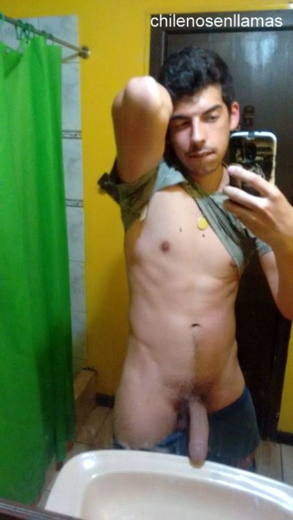 chilenosenllamas:  Víctor D. 20 años. Santiago. Que verga!