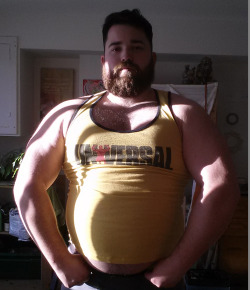 gainology:  briansdsf:  truenorthstrongfree:  Musclegut  Yum