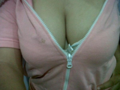 captainkental:  konekbesar:  awekseksis:  Demam tetek 1  nice tiitttssâ€¦  show me your wet pussy