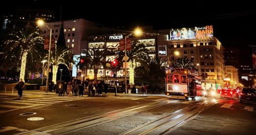 San Francisco Holiday Cityscape 🏙 #cablecars #macys #unionsquare