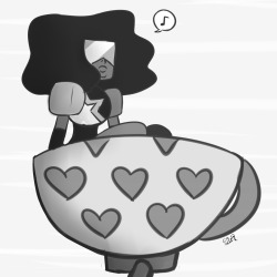 opalisagoddess:  princesssilverglow:  Garnet enjoying the teacup