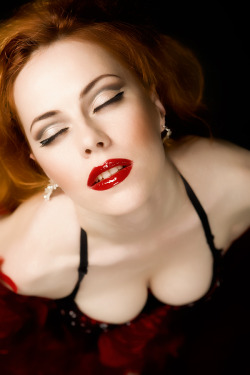 thecurvygirls1:Red lips