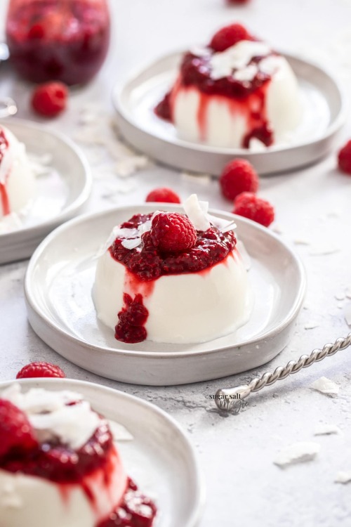 daily-deliciousness:  Coconut panna cotta with raspberry sauce