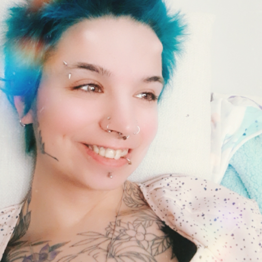 salemmoontv:Come back to bed and let me keep you warm…☆