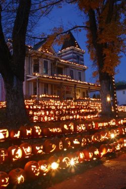 autumnciders:  The Pumpkin house Kinova, West Virginia  