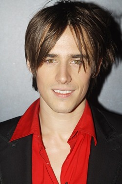 allmalecelebs:  Reeve Carney  See More @ AllMaleCelebs - Index