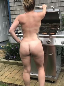 scandalouslynude: Dared to grill naked in full view of the neighbors