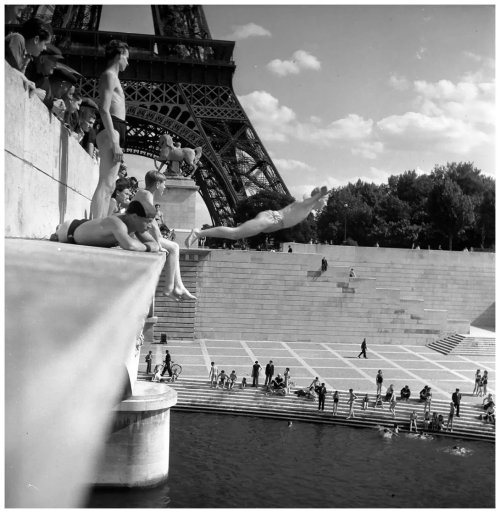 Robert Doisneau, Le plongeur du Pont d’Iena, Paris, 1945 Nudes