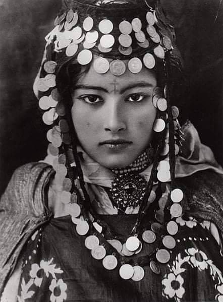 Desert Algerian woman taken in 1904 by German photographer Rudolf