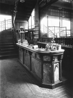 onlyoldphotography:  Eugène Atget: Bar de Cabaret, 1900-1911