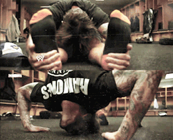 punkerssincedayone:  let’s stretch… mmm that ass…