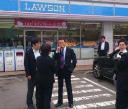 コンビニの前でアイスを食べる麻生太郎副総理がかっこよすぎると話題に | ニコニコニュース