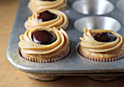foodopia:  peanut butter and jelly cupcakes with peanut butter