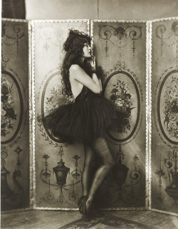 ohthentic:  spookyloop:  Dolores Costello during her time as