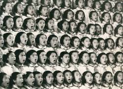 toucherdesyeux:Young North Korean Women sing the praises of Kim-Il-Sung,