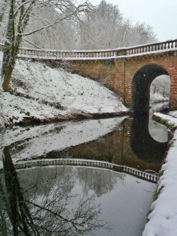 vwcampervan-aldridge:  Snow falls over the Bridge to Chillington