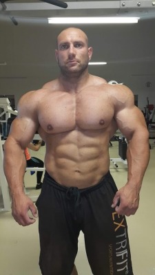 musclegrunts:  Un fucking believable