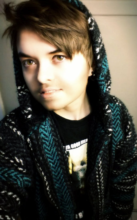angeldictator:  am i a boy or girl?? who cares! :D i just wanna say dressing as either genders is really fun and makes me feel awesome