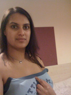 sharingpriya:Would love to cum all over her tits ;)