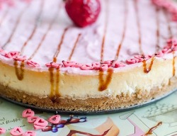 enragederadication:  vegan-yums:  Vegan strawberry cheesecake